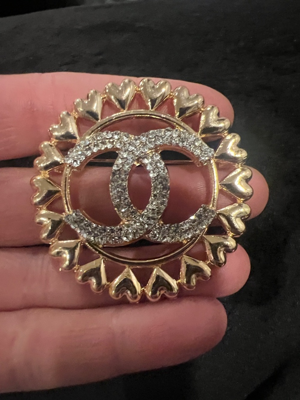 CHANEL Gold-Tone Crystal Double C Heart-Edged Circle Brooch - Picture 7 of 12